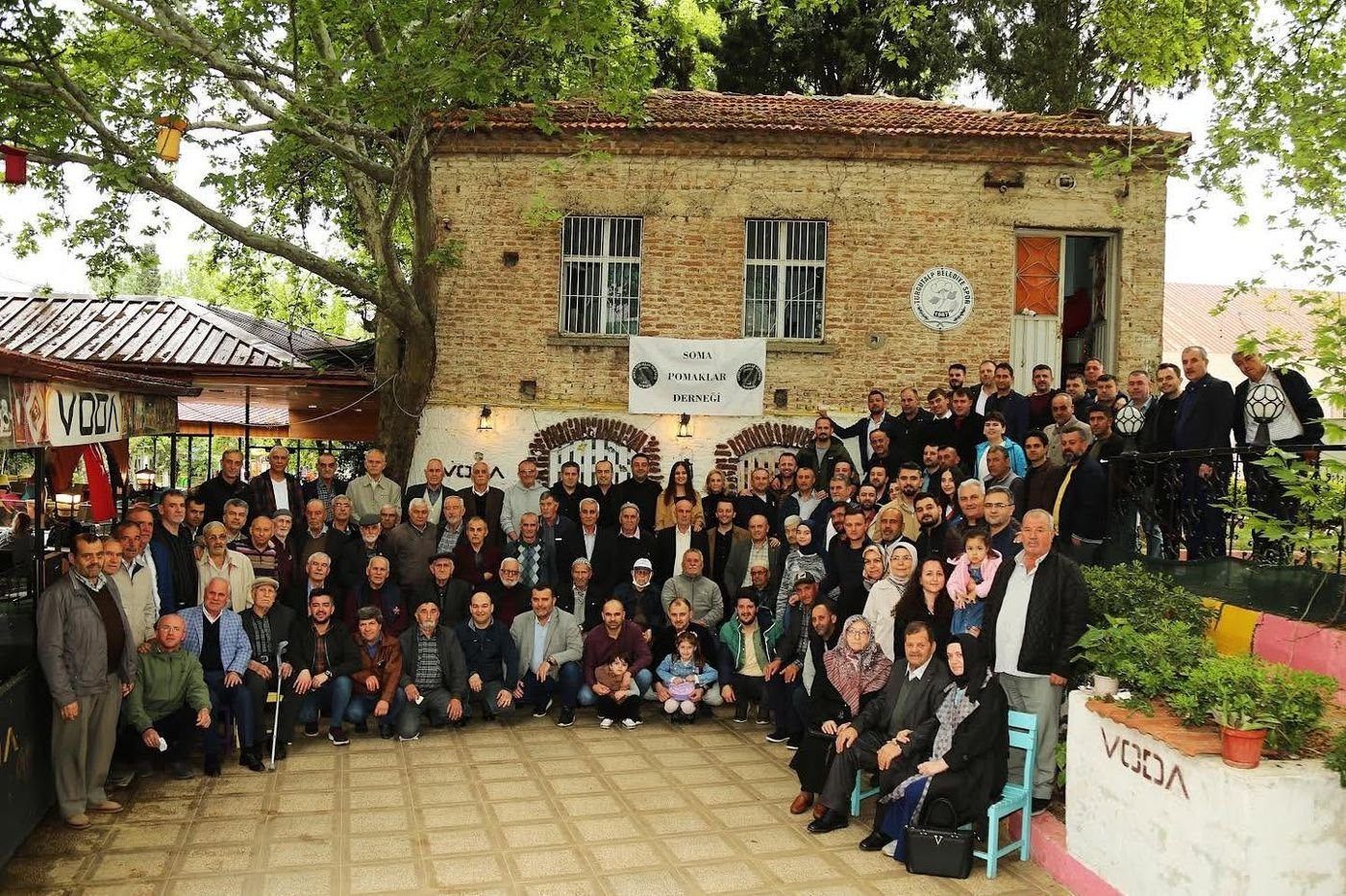 Yıllar sonra aynı yerde, yine omuz omuza