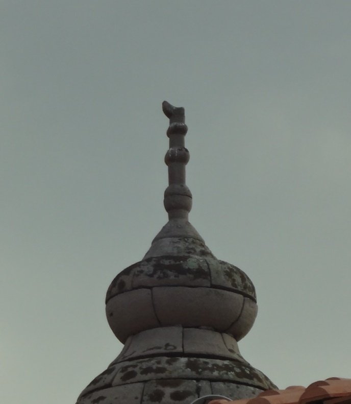 Yunan kurşunlarıyla parçalanan cami minaresinin alemi